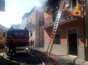 Incendio in un appartamento su tre livelli a Cutro (2)
