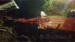 Incidente sulla SS106 a Cirò Marina si schianta sulla rotonda, sfonda il guardrail e finisce sotto il ponte1