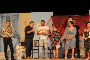 Pubblico in delirio per la Compagnia Teatrale Apollo Aleo ai Mercati Saraceni di Cirò Marina (1)