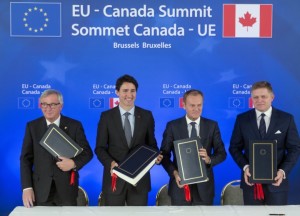 Jean-Claude-Juncker-Justin-Trudeau-Donald-Tusk-e-Robert-Fico-sottoscrivono-il-Ceta-foto-Ap-720x0-c-default