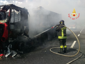 Tir in fiamme sulla SS280 in località Germaneto di Catanzaro (1)
