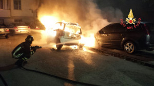 Tre auto in fiamme nella notte, tempestivo l'intervento dei Vigili del Fuoco (3)