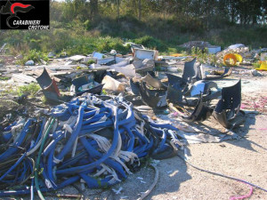 Carrozziere abbandona rifiuti speciali della propria attività, denunciato dai Carabinieri Forestali