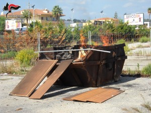 Crotone, Sorpresi a bruciare rifiuti in un cassone metallico, due persone denunciate