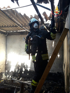 In fiamme un abitazione a Sellia Marina (3)
