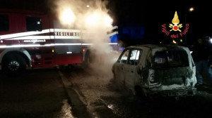 In fiamme un autovettura nella notte a Catanzaro1