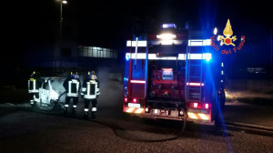 In fiamme un autovettura nella notte a Catanzaro2