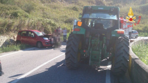 Incidente stradale sulla provinciale a Squillace, coinvolti una Fiat Panda ed un Trattore (1)