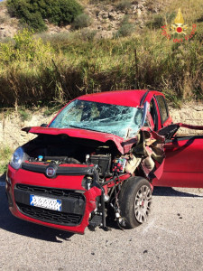 Incidente stradale sulla provinciale a Squillace, coinvolti una Fiat Panda ed un Trattore (2)