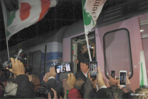 Matteo Renzi arriva alla stazione di Cirò con il treno del Pd (16)