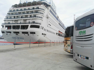 Nel porto di Reggio Calabria approda la nave Costa NeoRiviera di Costa Crociere (1)