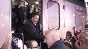 VIDEO - Matteo Renzi arriva alla stazione di Cirò con il treno del Pd