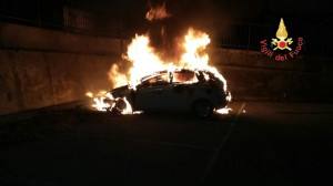 Auto in fiamme nella notte, intervengono i Vigili del Fuoco (4)