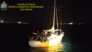 Intercettato Veliero proveniente dalla Turchia con 56 migranti a Bordo a largo di Crotone (1)