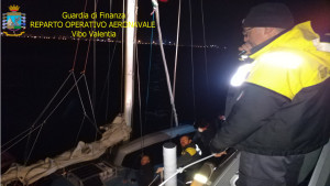Intercettato Veliero proveniente dalla Turchia con 56 migranti a Bordo a largo di Crotone (2)