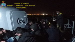Intercettato Veliero proveniente dalla Turchia con 56 migranti a Bordo a largo di Crotone (3)