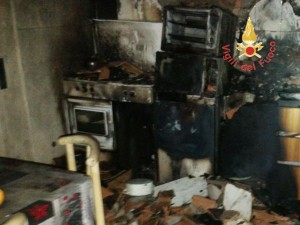 In fiamme un abitazione nella notte a Caraffa di Catanzaro (4)