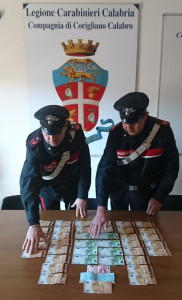 Nascondevano tremila euro falsi nell'auto, i Carabinieri arrestano due donne ed un uomo (3)