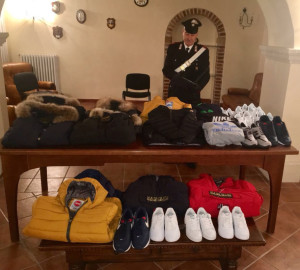 Controlli dei Carabinieri, sequestrati capi di vestiario contraffatti