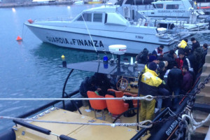 Fermata barca a vela al largo della Calabria ionica con 31 migranti a bordo, Arrestati due scafisti ucraini1