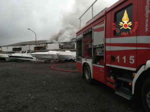 In fiamme il capannone del cantiere navale Ranieri, intervengono 15 unità dei Vigili del fuoco (3)