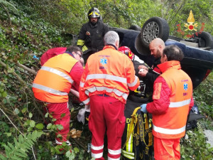 Incidente stradale sulla SP80 nel comune di Feroleto, auto finisce in una scarpata (1)