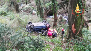 Incidente stradale sulla SP80 nel comune di Feroleto, auto finisce in una scarpata (2)