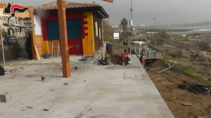 Demolito manufatto abusivo sulla spiaggia di Le Castella (2)