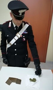Perquisizioni dei Carabinieri e unità cinofila della Finanza a Scandale, due arresti per armi e droga (1)