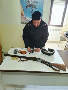 Perquisizioni dei Carabinieri e unità cinofila della Finanza a Scandale, due arresti per armi e droga (2)