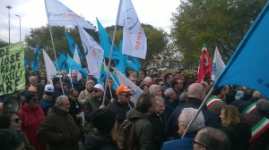 Sette pullman partiti per la Manifestazione a Lamezia a difesa dell'Aereoporto di Crotone