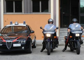 Evade dagli arresti domiciliari girando tranquillamente nel centro città