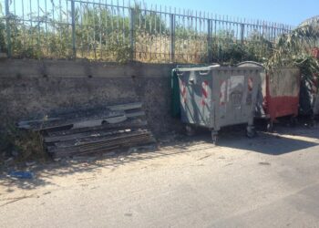 Pannelli di Eternit abbandonati in via sotto Alice a Cirò Marina