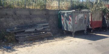 Pannelli di Eternit abbandonati in via sotto Alice a Cirò Marina