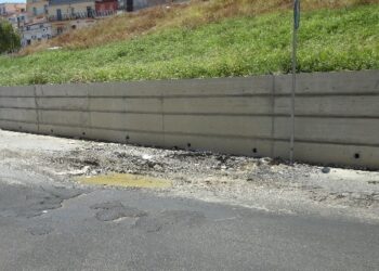 Strada dissestata in via Verdogne a Crotone
