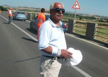 Amoruso si incatena sul ponte del fiume Neto