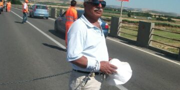 Amoruso si incatena sul ponte del fiume Neto