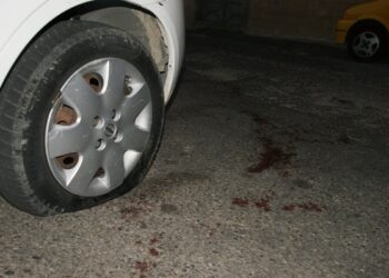 Cerca di danneggiare una macchina, si autoaccoltella e muore