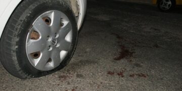 Cerca di danneggiare una macchina, si autoaccoltella e muore