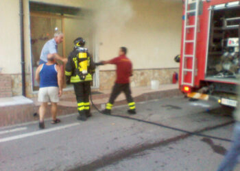 Negozio di fiori in fiamme a Torre Melissa