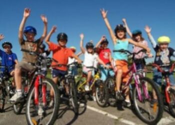 Solidarietà a km zero grazie alle bici ed ai giovani di Isola