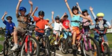 Solidarietà a km zero grazie alle bici ed ai giovani di Isola