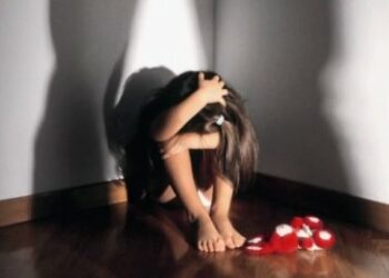 Zio abusa delle due nipoti, incastrato da Facebook