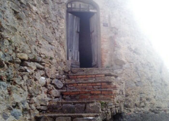 Forzato portone ingresso torre aragonese del castello Carafa