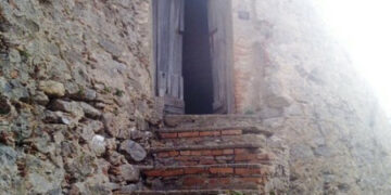 Forzato portone ingresso torre aragonese del castello Carafa
