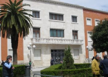 Crotone, atto intimidatorio al municipio