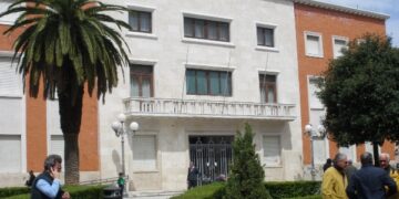 Crotone, atto intimidatorio al municipio