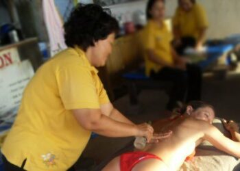 Massaggi in spiaggia, nessuna ordinanza dal Ministero