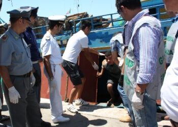 Sbarco di immigrati su uno yacht a Isola