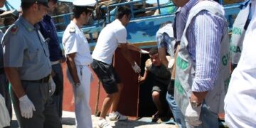 Sbarco di immigrati su uno yacht a Isola